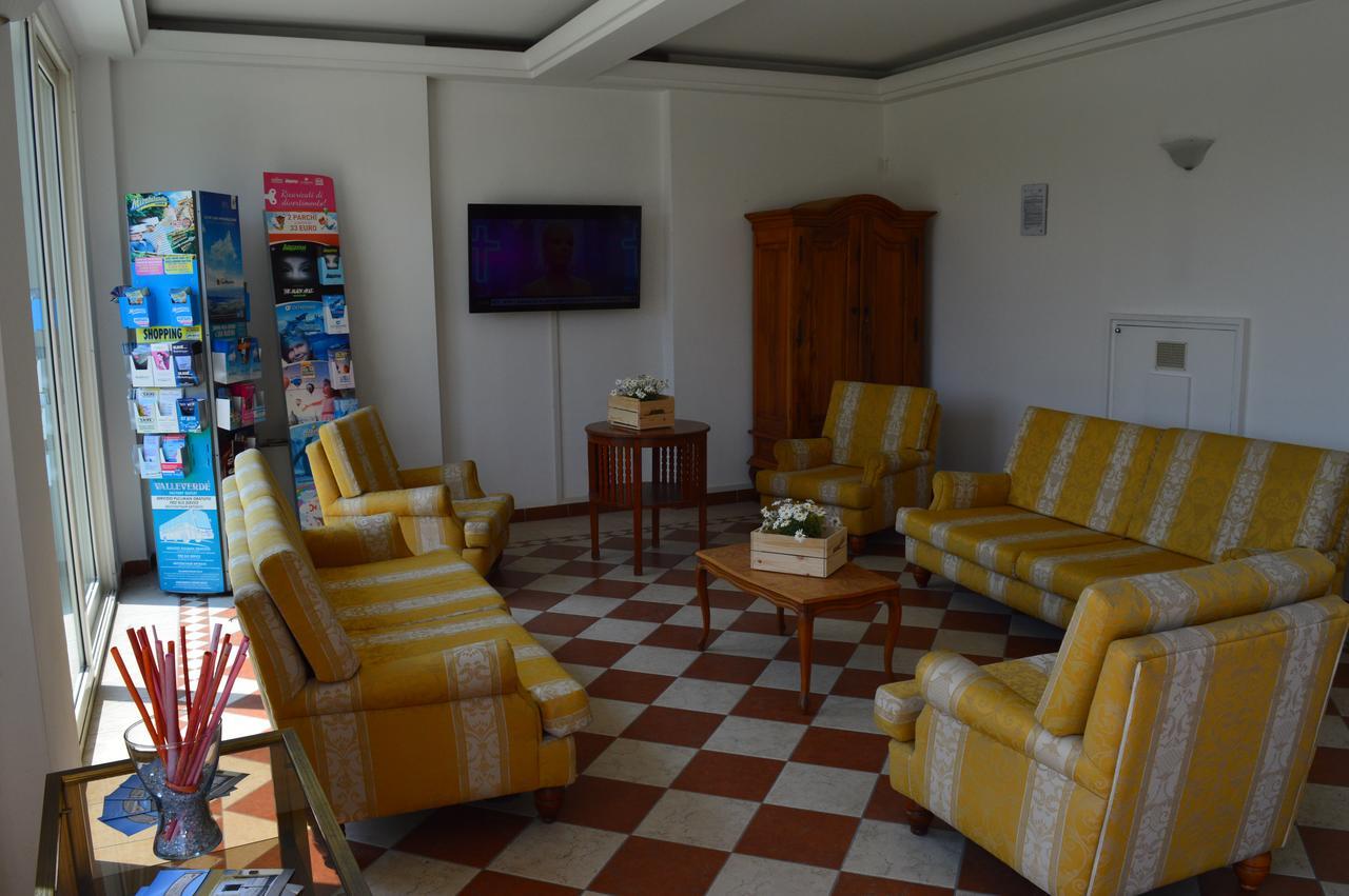 Residenza Villa Margherita Rimini Bagian luar foto