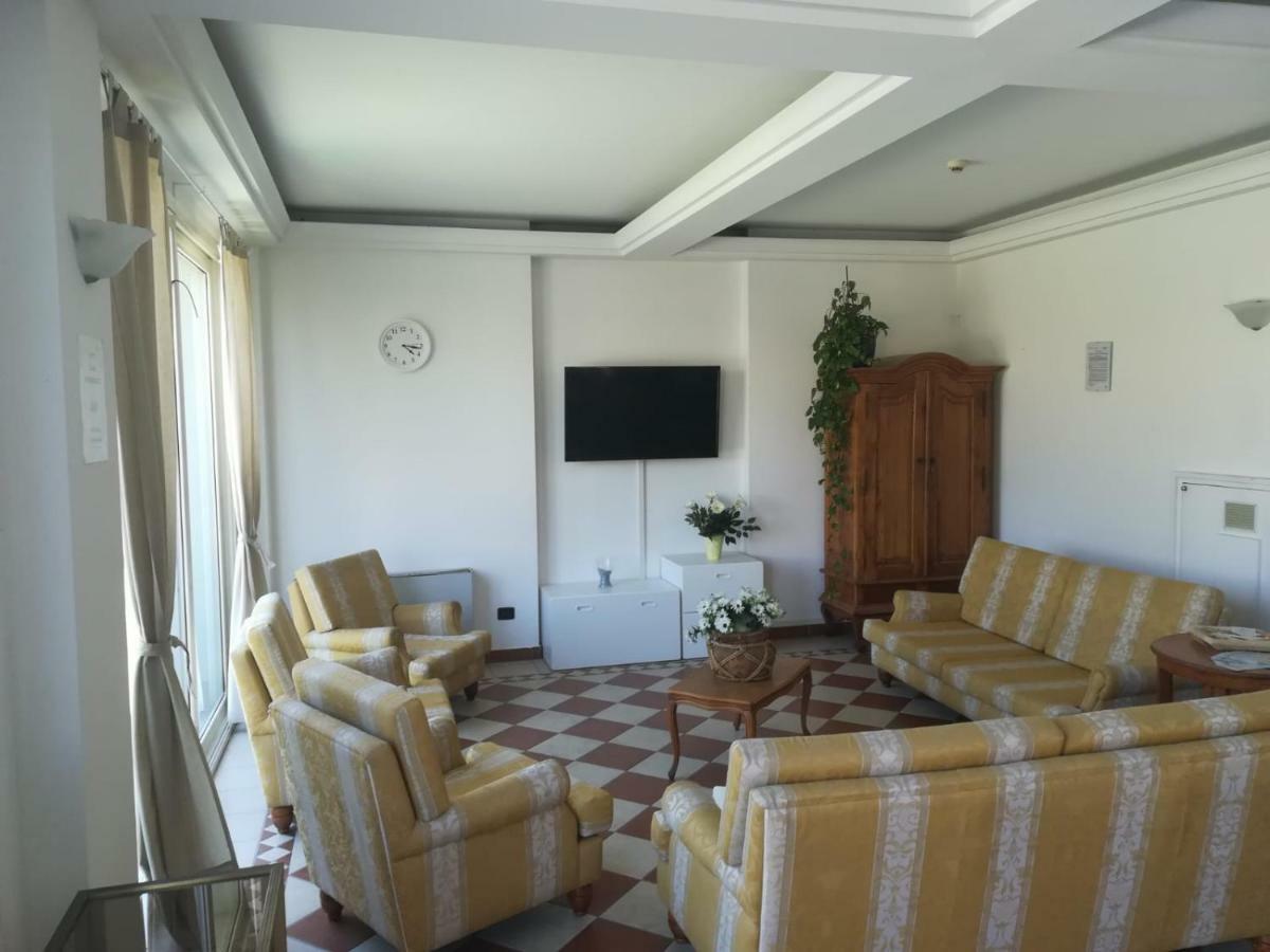 Residenza Villa Margherita Rimini Bagian luar foto